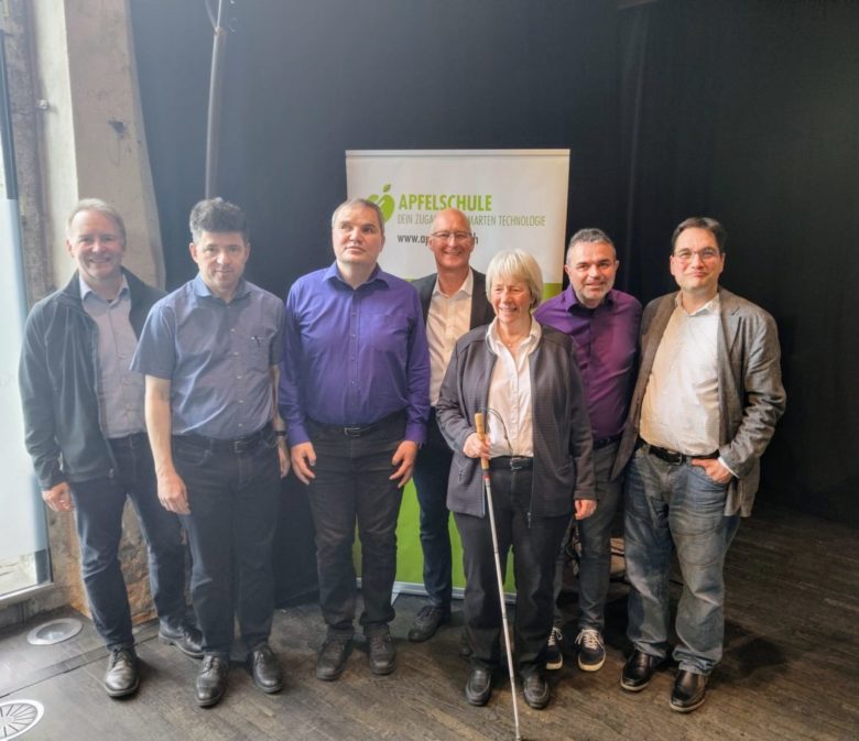 Foto: Vorstand der Apfelschule - von links nach rechts: Mark Flanigan, Eric Fischer, Selamet Aydogdu, Stephane Wolf, Christina Fasser, Roland Gruber, Jean-Claude Frick.
Es fehlt: Jean-Marc Meyrat