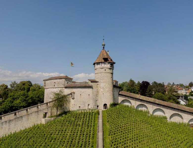 Das legendäre Munotglöcklein ertönt zwar erst abends um 21 Uhr. Dennoch lassen wir es uns nicht nehmen, dem berühmten Wahrzeichen von Schaffhausen auf unsere Nachmittagstour einen Besuch abzustatten. 