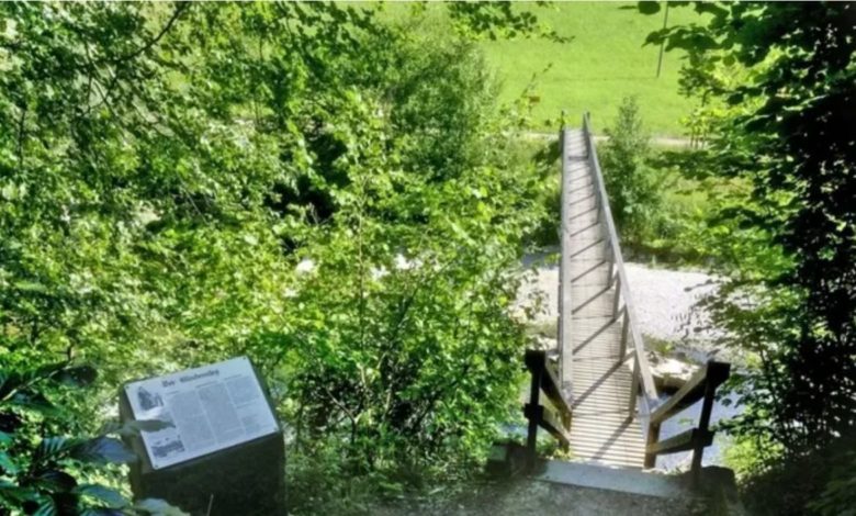 Eine Tafel beim Blindensteg über der Töss bei Dättlikon erinnert an die Geschichte der Brücke.