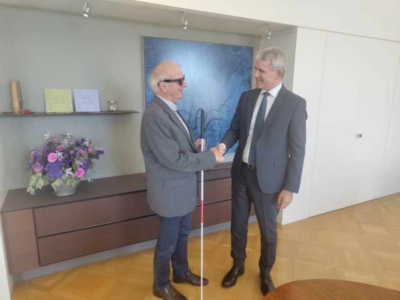 Bundesrat Beat Jans und Gründer der Apfelschule Urs Kaiser reichen sich respektvoll die Hand.